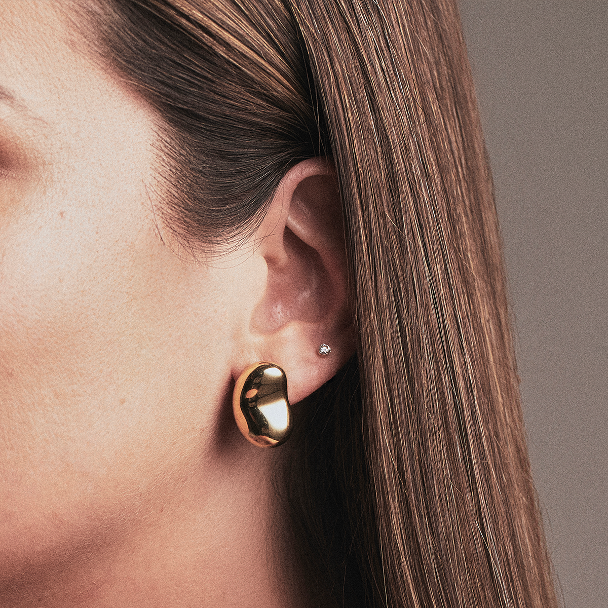 Aretes en oro amarillo de 18k oval orgánico