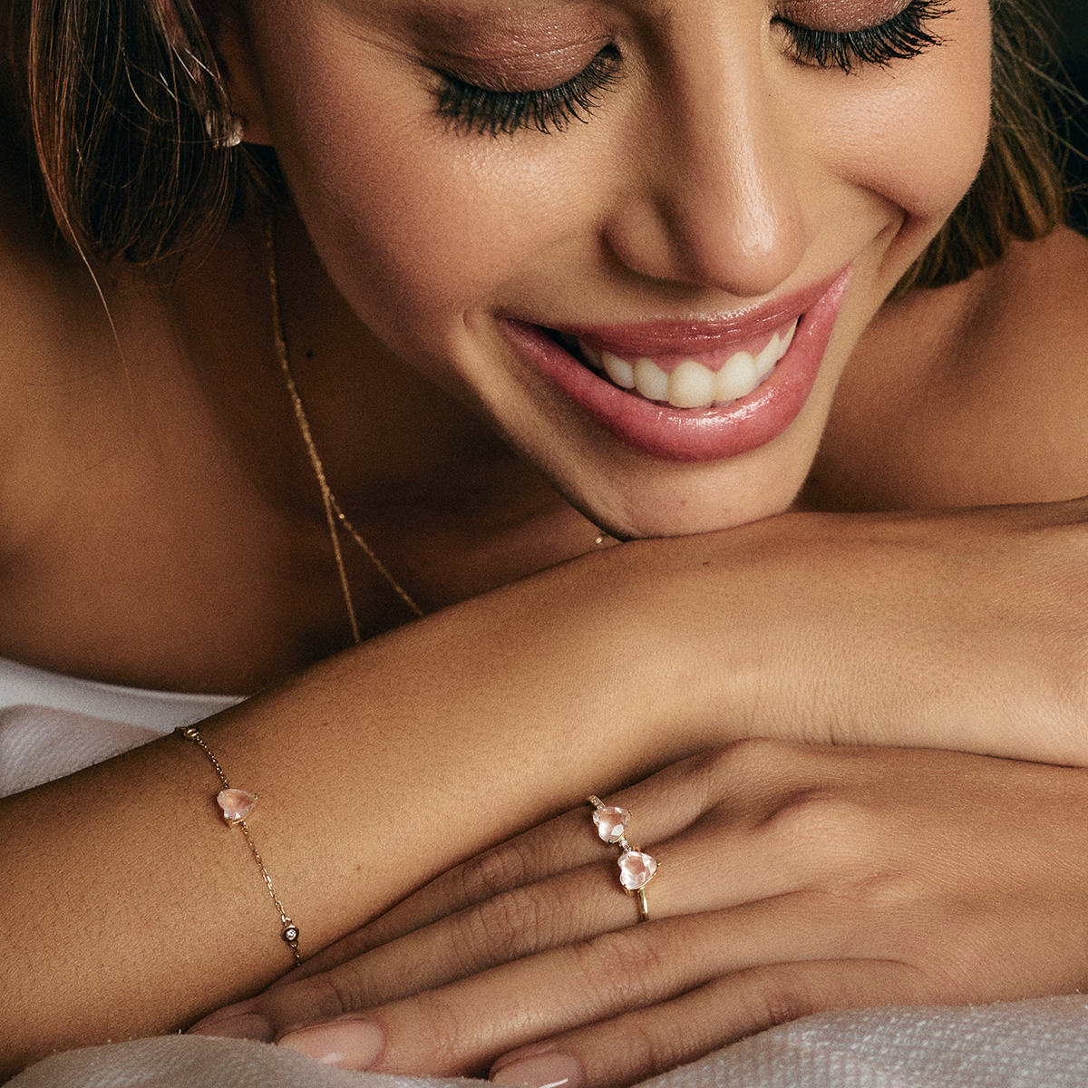 Pulsera oro amarillo 18K con cuarzo rosado corazón