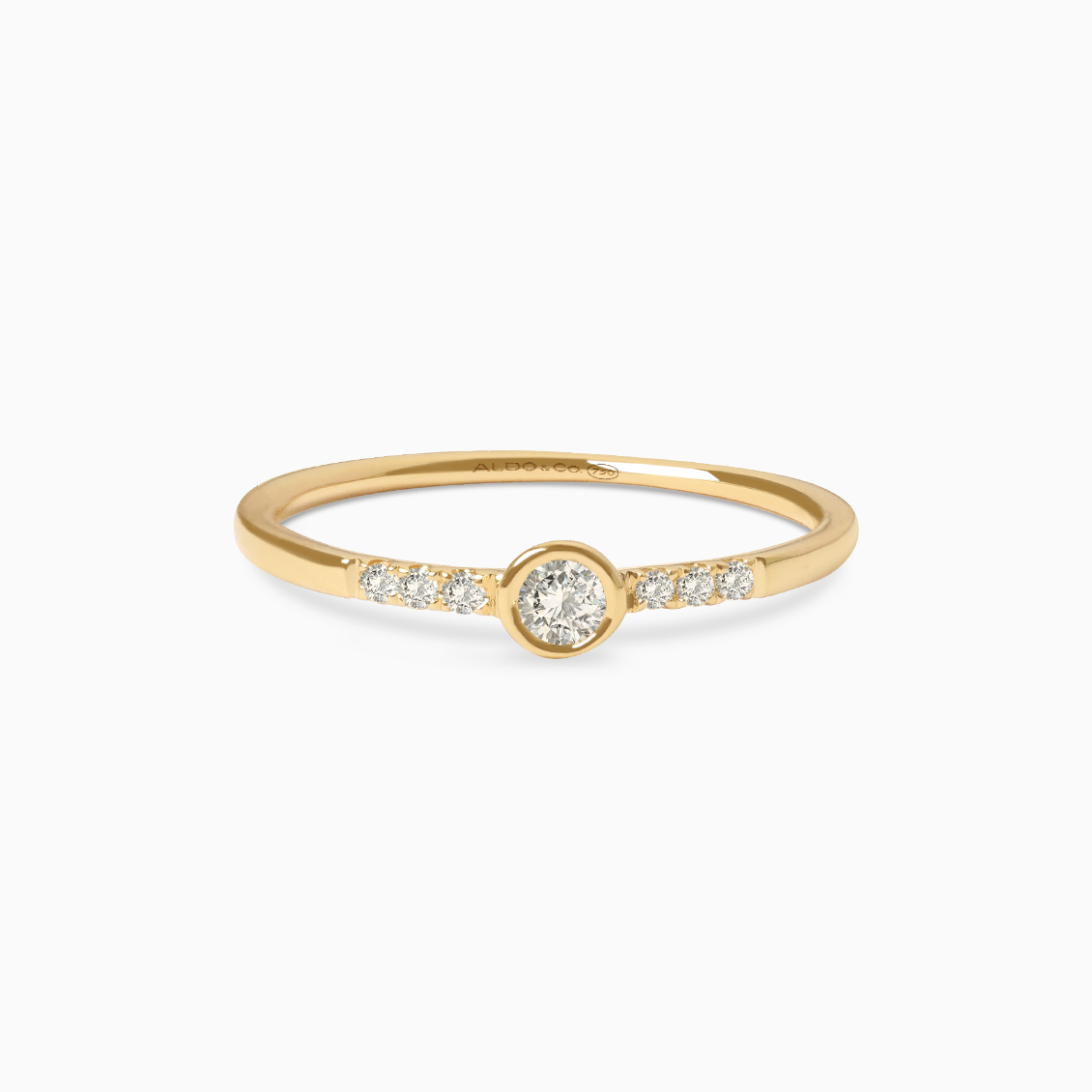 Anillo en oro amarillo de 18K bisel con brillantes