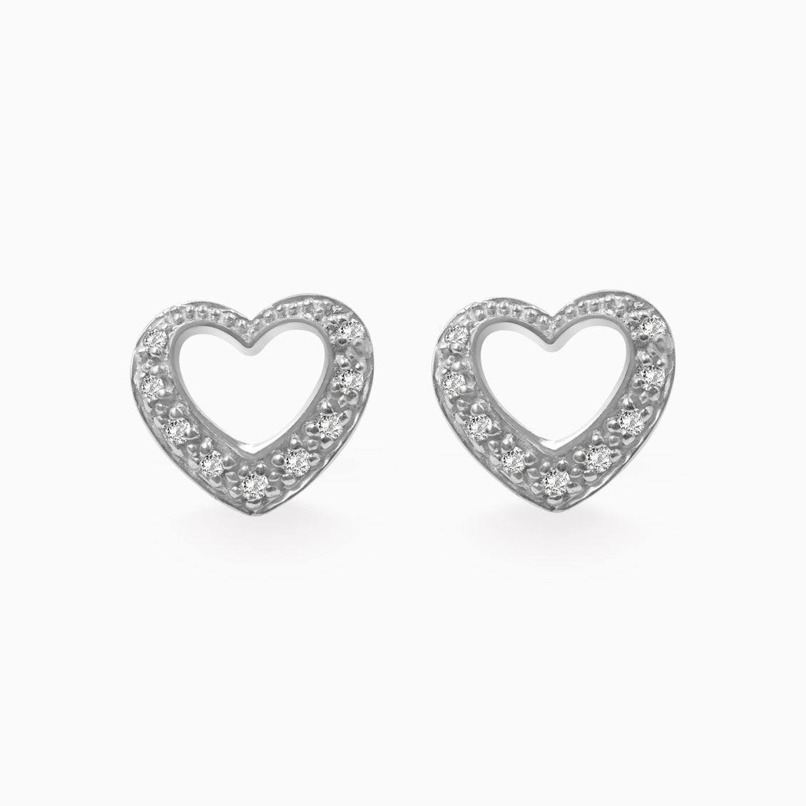 Aretes en oro blanco de 18K silueta corazón con brillantes